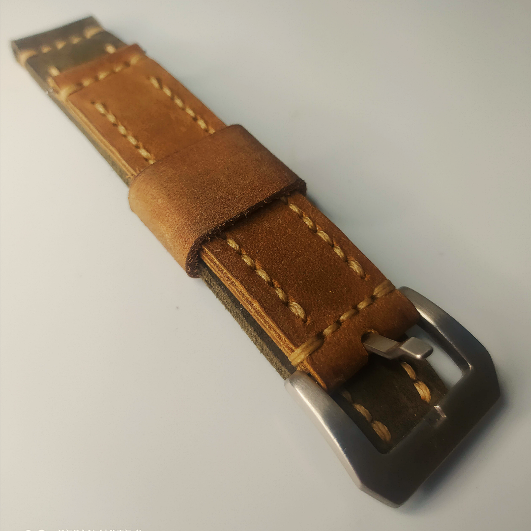 Correa de muñeca de 22 mm en piel marrón desgastada, piel marrón claro y costura marrón claro.