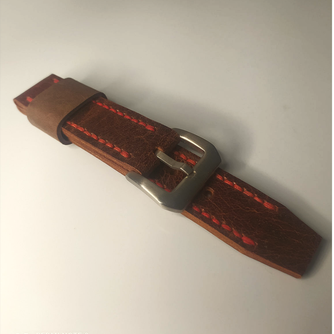 Correa de muñeca de 22 mm de cuero marrón tratado a mano con costuras en color naranja. (Sin hebilla).