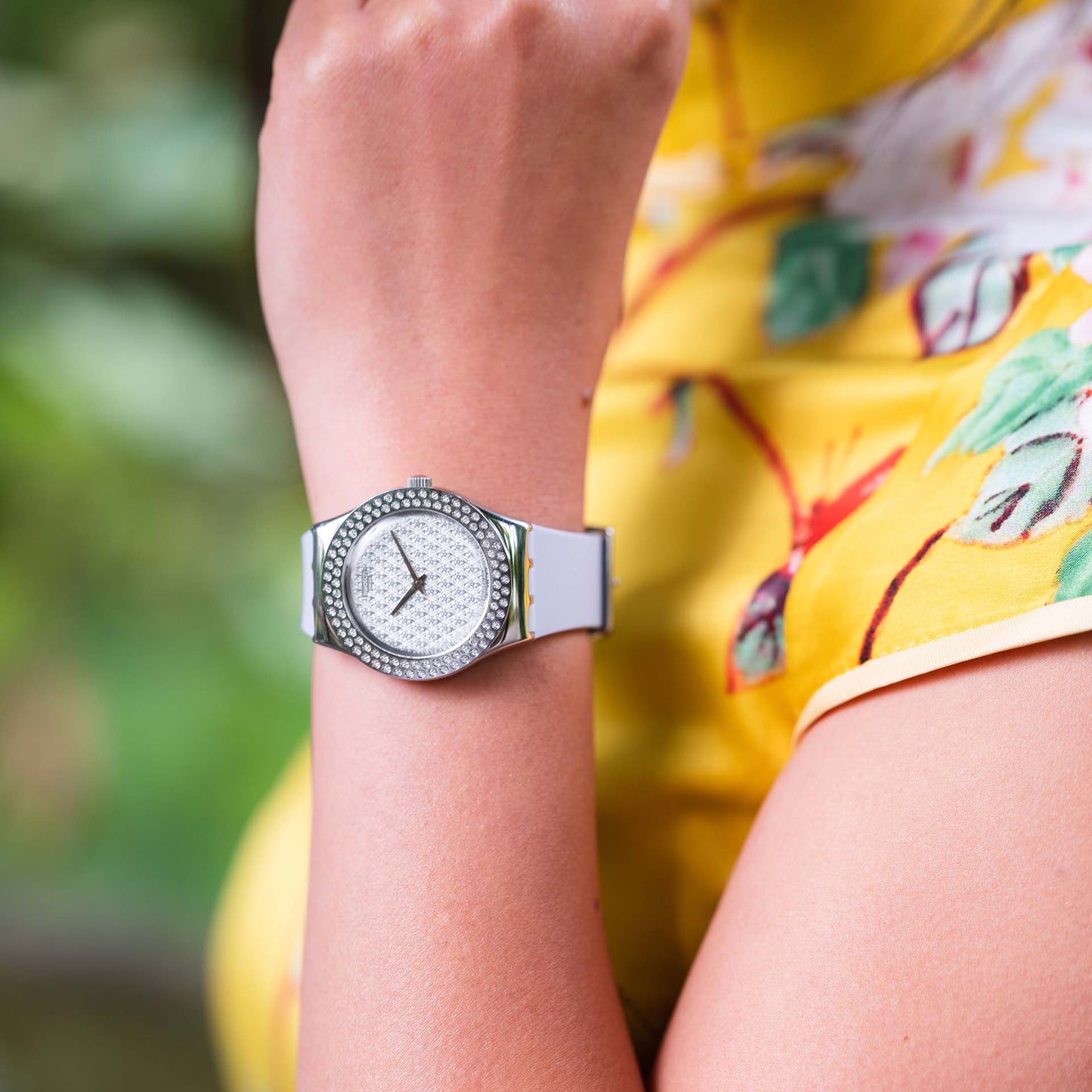 Swatch Lovely Lila Cristal de cuarzo Esfera plateada Reloj para mujer YLS216