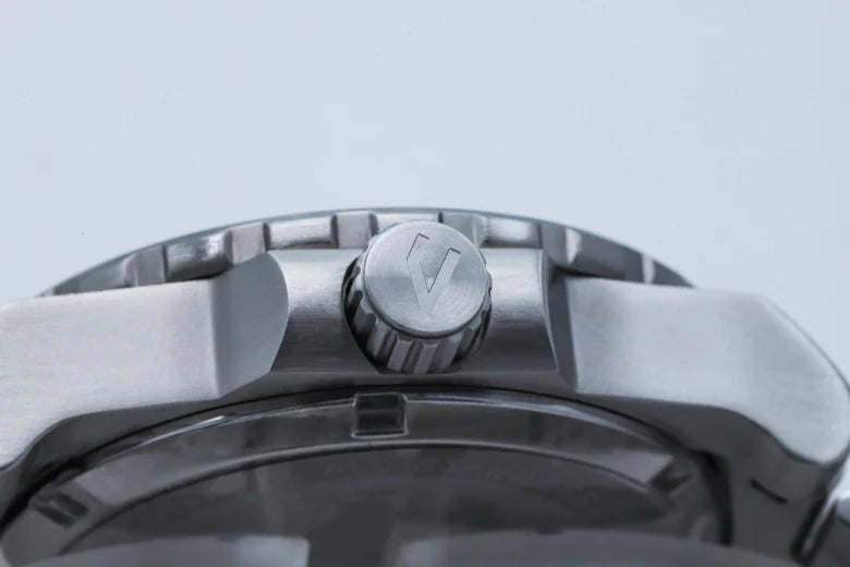 Reloj deportivo de buceo con esfera azul y GMT de 100 m de Ugly Watch Co.