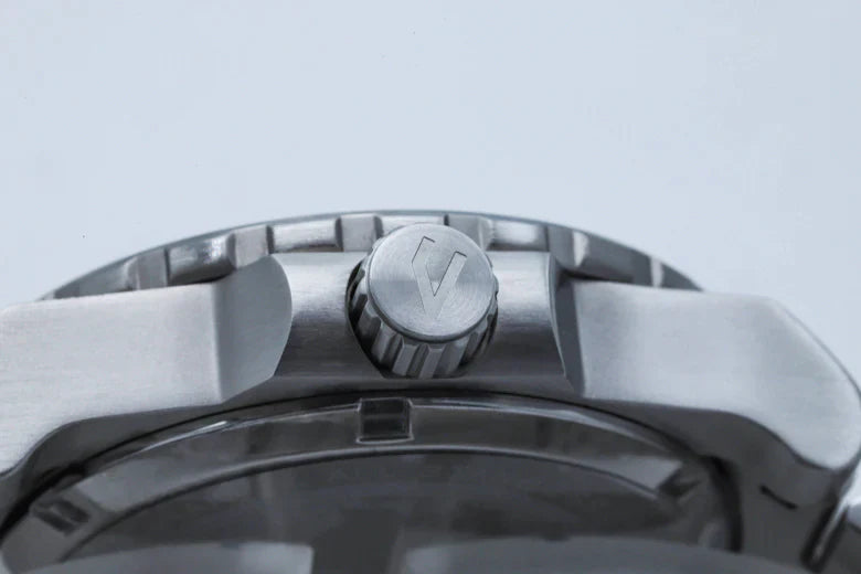 Reloj deportivo de buceo con esfera blanca y GMT de 100 m de Ugly Watch Co.