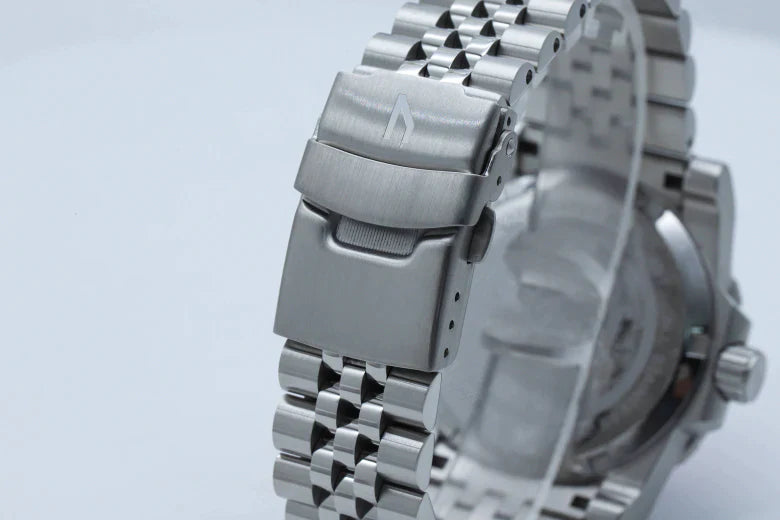 Reloj deportivo de buceo con esfera roja y GMT de 100 m de Ugly Watch Co.
