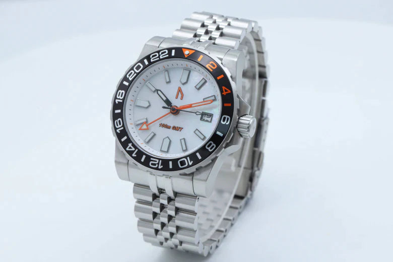 Reloj deportivo de buceo con esfera blanca y GMT de 100 m de Ugly Watch Co.